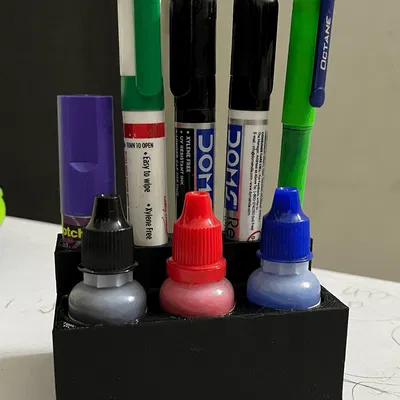 Giá đỡ bút lông bảng trắng và chai mực