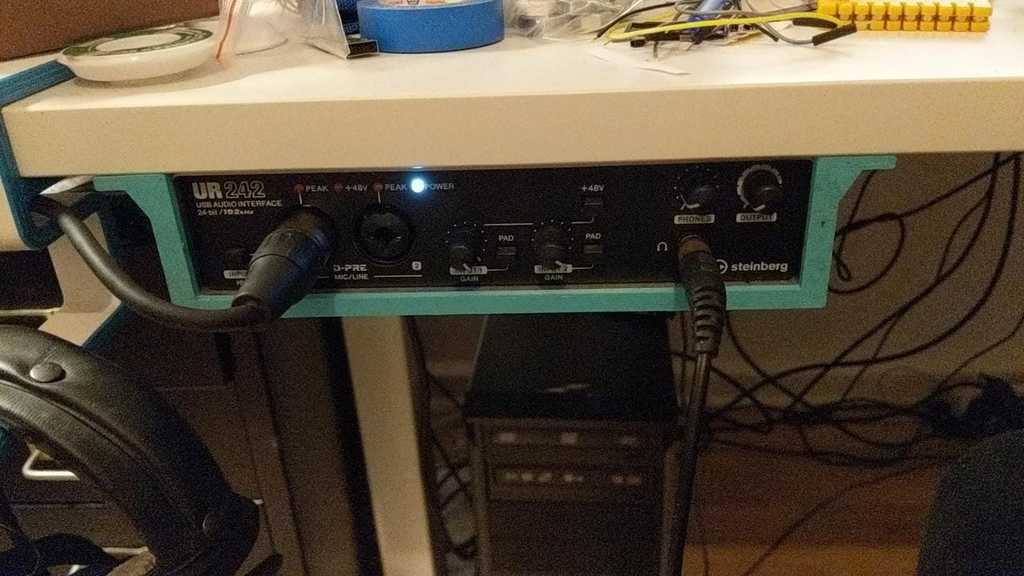 Kẹp gắn giao diện âm thanh Steinberg UR242 dưới bàn - Image 1