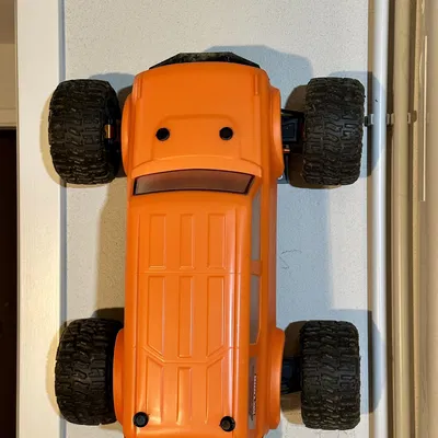 Giá treo tường cho xe điều khiển Traxxas Maxx