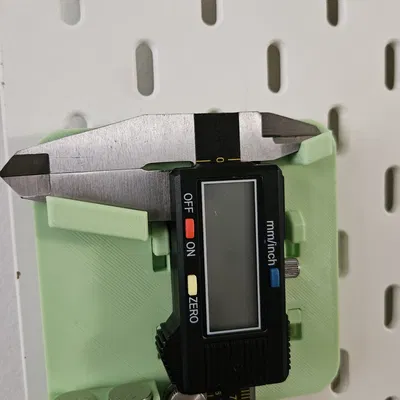 Giá đỡ thước cặp với khe pin LR44 cho Ikea SKADIS