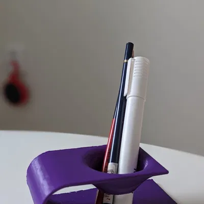 Giá đỡ bàn làm việc hình lỗ đen độc đáo