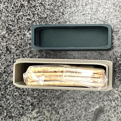 Hộp đựng bánh quy Bolletje chống vỡ trong túi xách