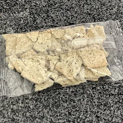 Hộp đựng bánh quy Bolletje chống vỡ trong túi xách