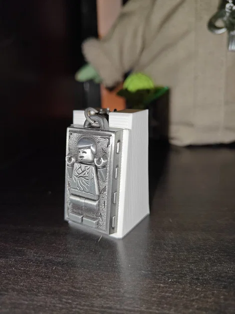 Giá đỡ cho móc chìa khóa Han Solo trong Carbonite của Lego - Image 1