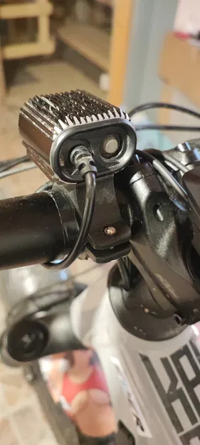 Giá đỡ cho đèn Lezyne Macro pro 1000 trên tay lái 35mm - Image 3