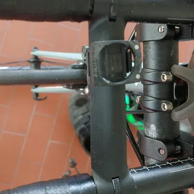 Giá đỡ đèn và đồng hồ tốc độ giữa Aerobar trong triathlon