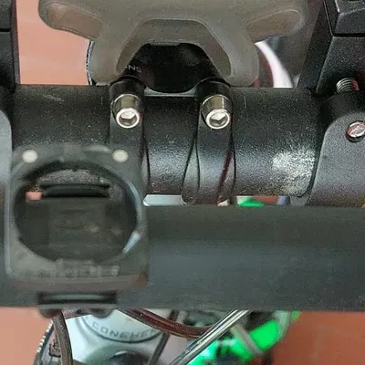 Giá đỡ đèn và đồng hồ tốc độ giữa Aerobar trong triathlon