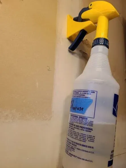 Giá treo chai xịt cải tiến cho độ bền cao - Image 3