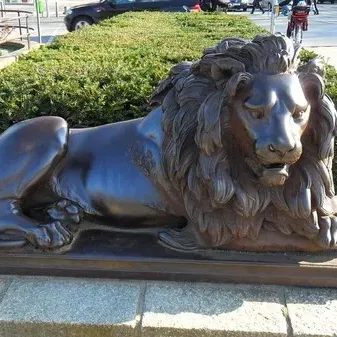 Tượng sư tử bằng sắt tại Holstentorplatz, Luebeck