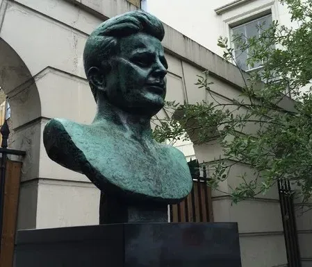 Tượng bán thân John F. Kennedy tại Marylebone, London - Image 2