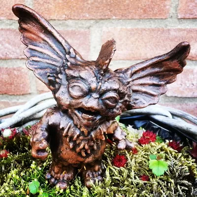 Mô hình Gremlin với giá đỡ từ MustangDave