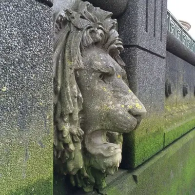 Đầu sư tử treo tường trên cầu Thames, London