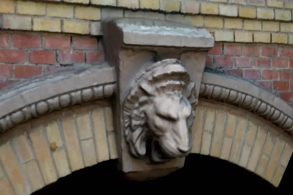 Tượng sư tử treo tường quét 3D từ Parque del Retiro - Image 3