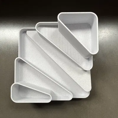 Vườn bậc thang để bàn với hệ thống tưới nước tự động