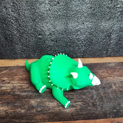 Tượng triceratops buồn ngủ in 3D đa màu sắc