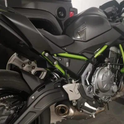 Bỏ chân đế hành khách Kawasaki Z650