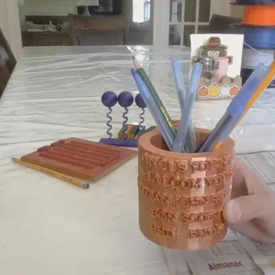 Giá đỡ bút AC/DC với hình ảnh ban nhạc nổi tiếng