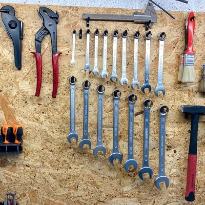 Móc treo tường tối giản cho công cụ tổ chức