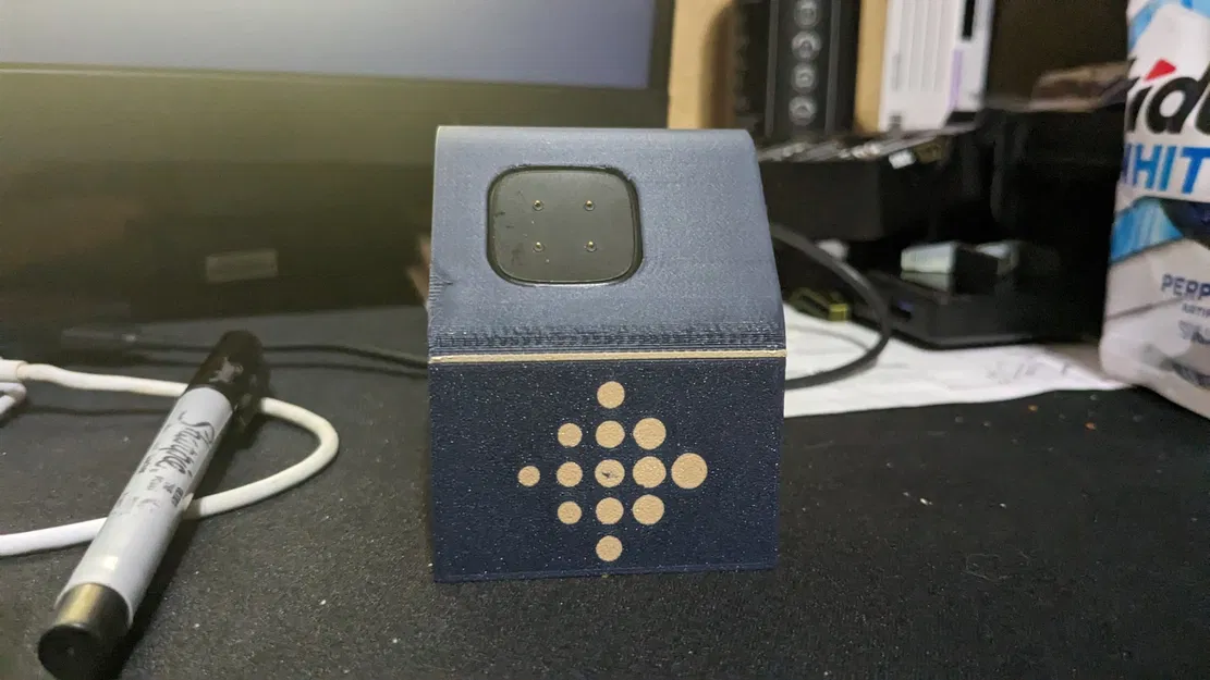 Giá đỡ sạc Fitbit Sense 1&2 với logo Fitbit - Image 1