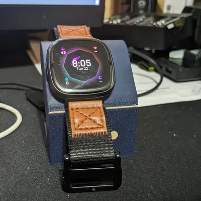 Giá đỡ sạc Fitbit Sense 1&2 với logo Fitbit