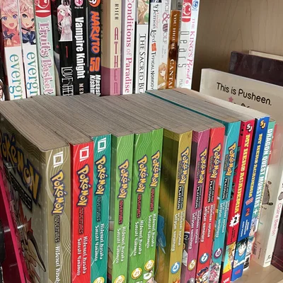 Giá đỡ sách manga với giá đỡ sách bên trái