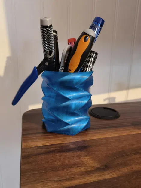 Hộp bút và giá đỡ dụng cụ trên bàn làm việc - Image 1