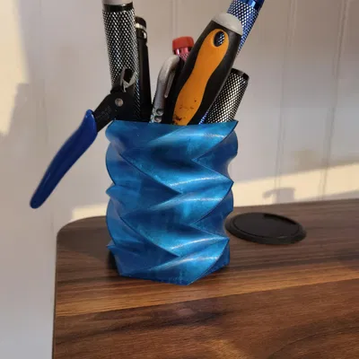 Hộp bút và giá đỡ dụng cụ trên bàn làm việc