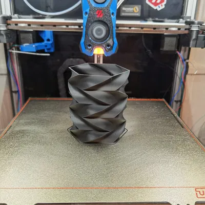 Hộp bút và giá đỡ dụng cụ trên bàn làm việc