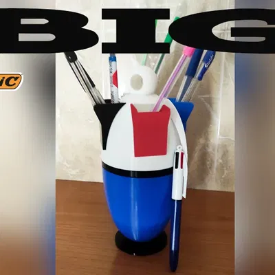 Giá đỡ đồ vật hình bút BIC khổng lồ