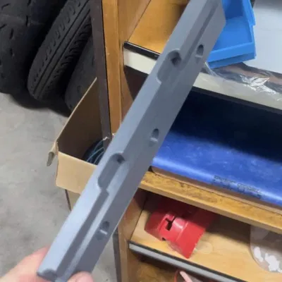 Hộp chứa ốc vít và đinh tán với giá treo tường