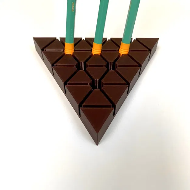 Giá đỡ văn phòng hình tam giác cho bút và thẻ doanh nghiệp - Image 2