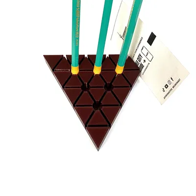 Giá đỡ văn phòng hình tam giác cho bút và thẻ doanh nghiệp