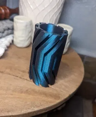 Bình hoa xoắn độc đáo với họa tiết thú vị - Image 1