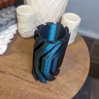 Bình hoa xoắn độc đáo với họa tiết thú vị