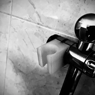 Giá đỡ vòi sen tự chế cho phòng tắm