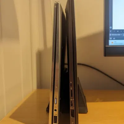 Giá đỡ laptop đôi giúp tiết kiệm không gian bàn làm việc