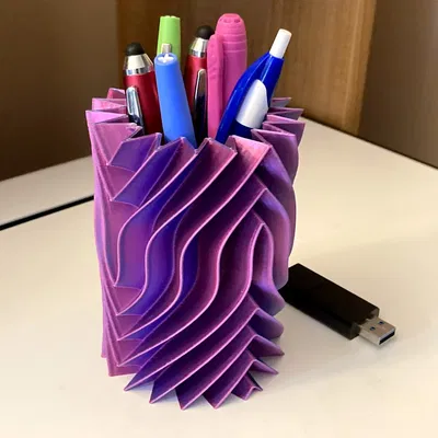 Bình đựng bút chì và bút bi với thiết kế sóng chéo