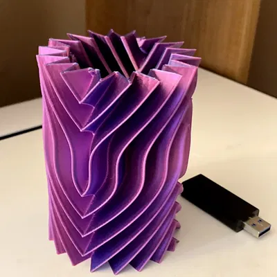 Bình đựng bút chì và bút bi với thiết kế sóng chéo