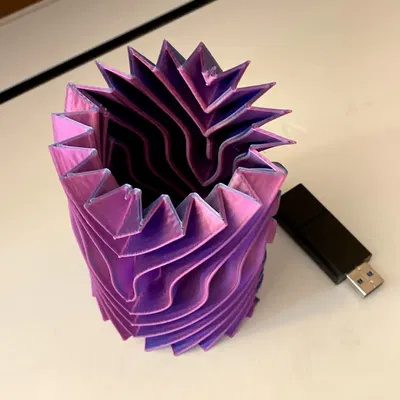 Bình đựng bút chì và bút bi với thiết kế sóng chéo