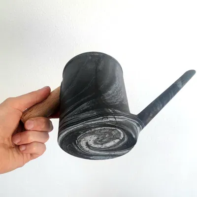 Bình tưới cây với tay cầm gỗ và kỹ thuật hydro dipping