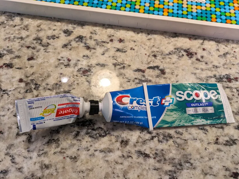 Cặp ống kem đánh răng Colgate và Crest - Image 1