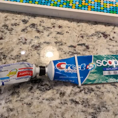 Cặp ống kem đánh răng Colgate và Crest