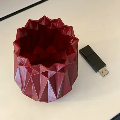 Bình đựng bút chì/bút bi với thiết kế hình kim cương