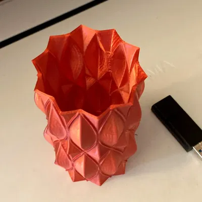 Bình đựng bút chì/bút bi hình bầu dục sắc nét