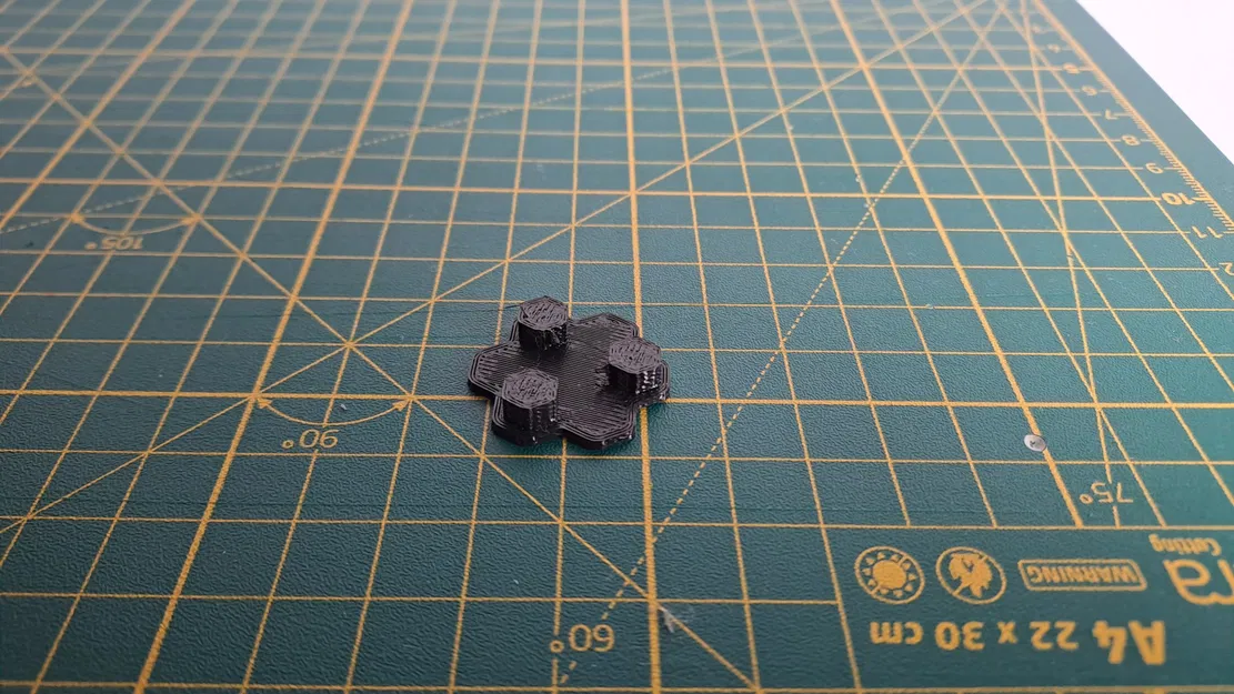 Giá đỡ laptop với chân cao su hình lục giác Prusament - Image 3