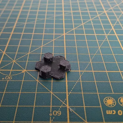 Giá đỡ laptop với chân cao su hình lục giác Prusament