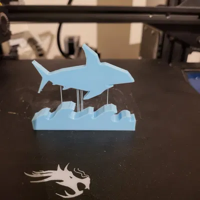 Tác phẩm điêu khắc cá mập nổi phong cách low poly