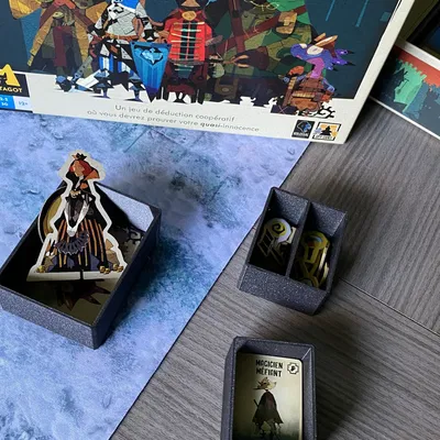 Giá đỡ thẻ bài cho trò chơi Almost Innocent