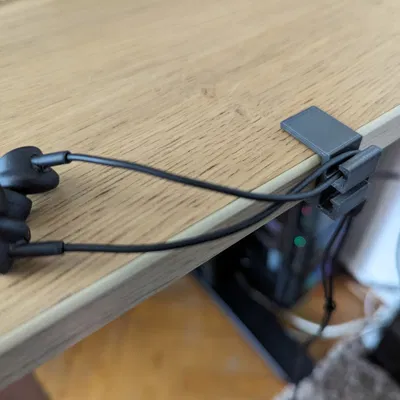 Kẹp dây cáp gắn bàn nhỏ gọn cho không gian làm việc