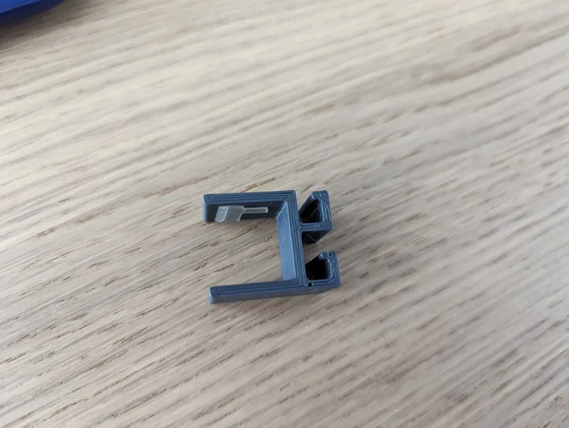 Kẹp dây cáp gắn bàn nhỏ gọn cho không gian làm việc - Image 3